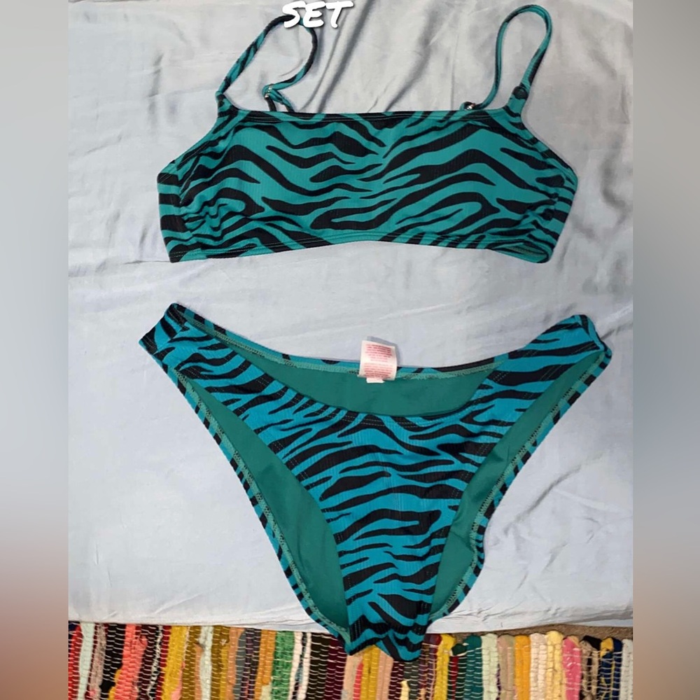 Really good condition bikini set that is green/blue tiger print